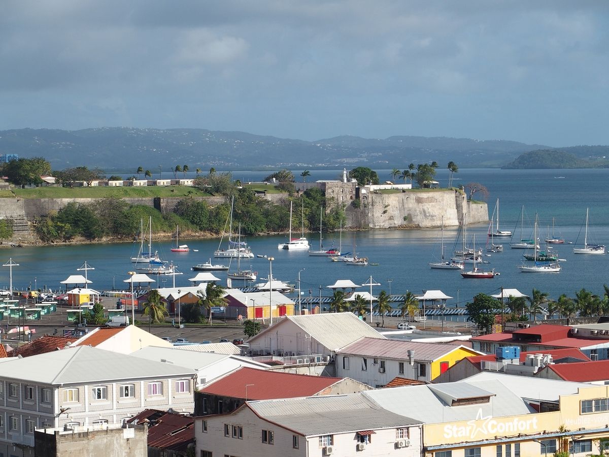 horgonyzás Martinique Fort de France elõtt
